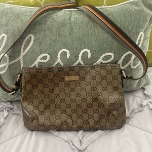 Gucci crossbody bag in preloved preowned condition unique color